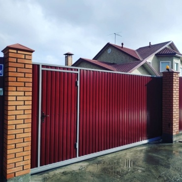 Откатные ворота с калиткой красные 3500x2500