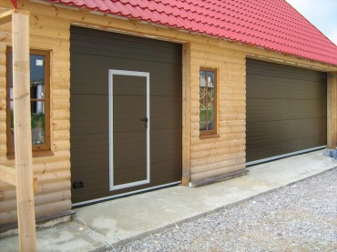 Подъемные ворота с дверью и автоматикой