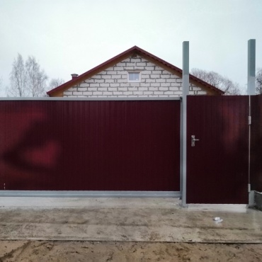 Откатные ворота с ручным приводом из сэндвич-панели 3100x2200